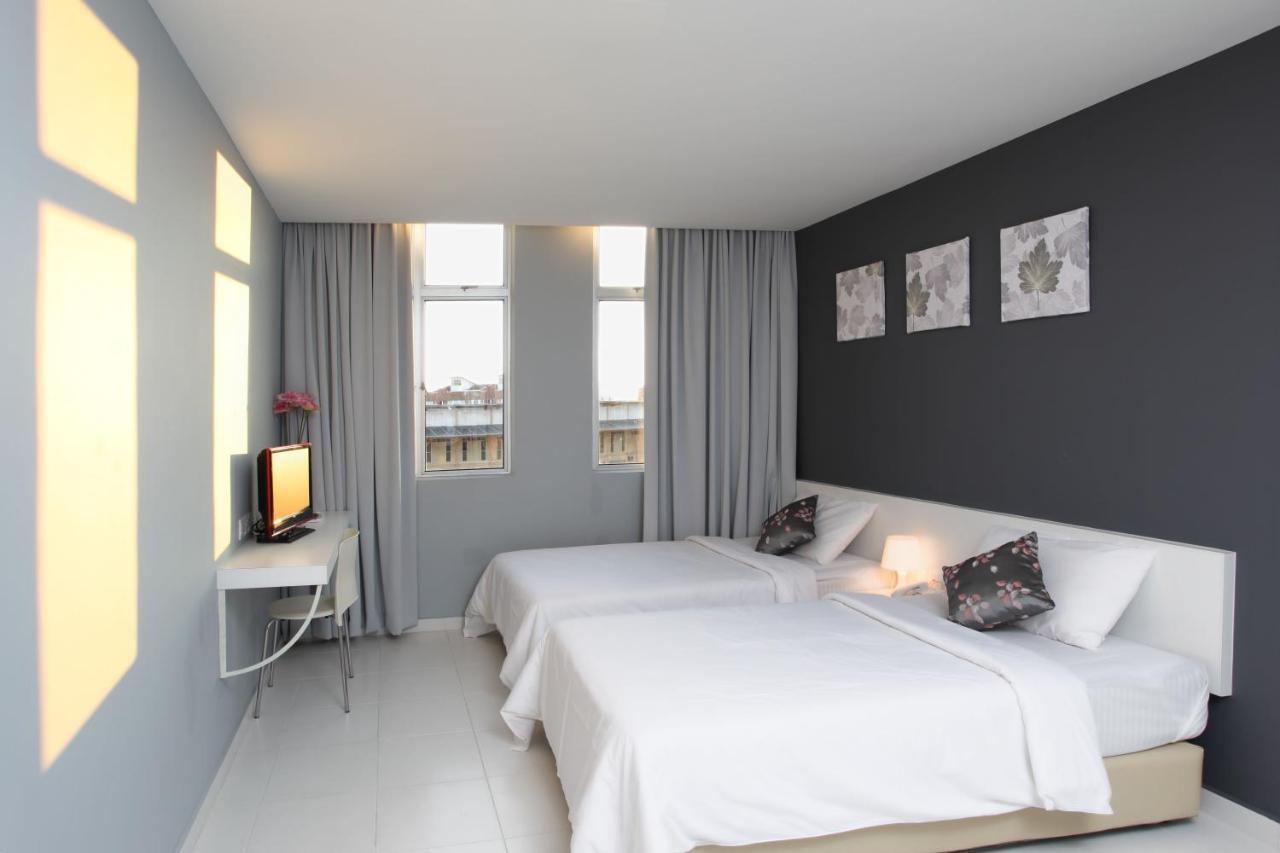 Wan Loong Hotel Pontian Kecil Exteriör bild
