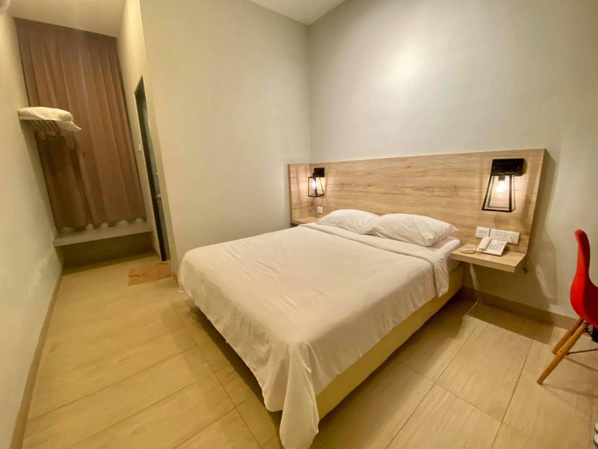 Wan Loong Hotel Pontian Kecil Exteriör bild