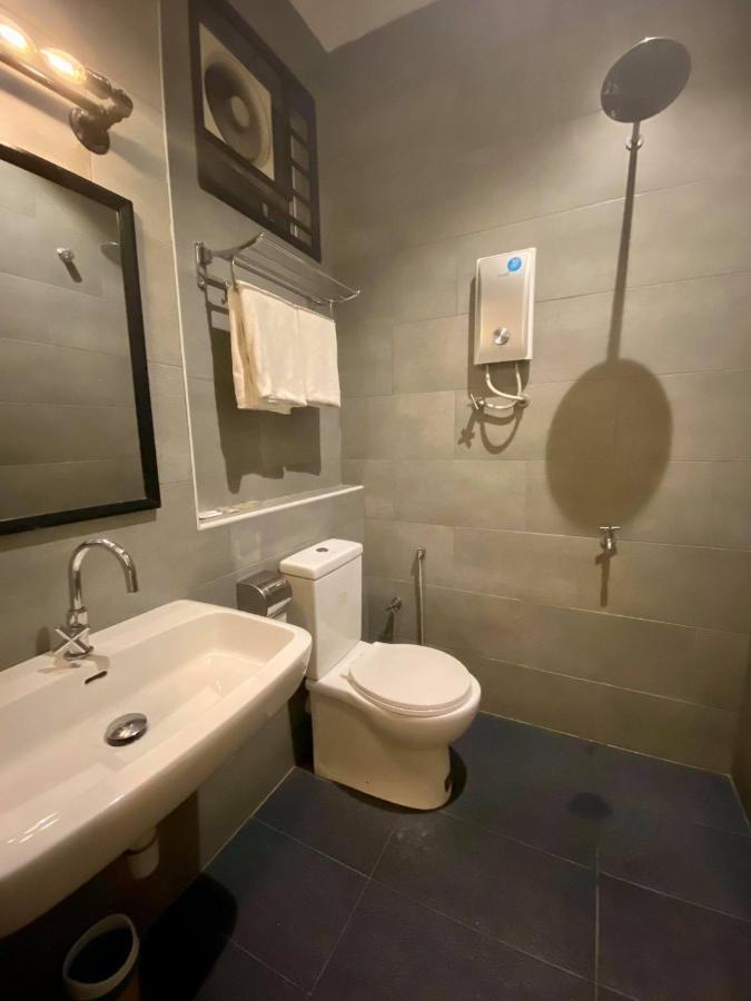 Wan Loong Hotel Pontian Kecil Exteriör bild